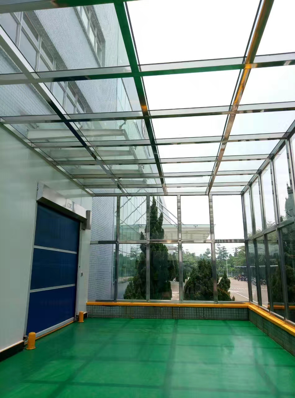不锈钢雨棚的梁是采用变截面优质h型钢,圆管做系杆上附钢化玻璃.