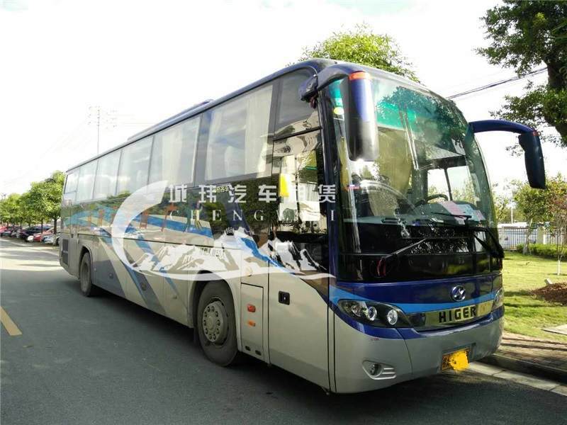 金龙53座旅游大巴 车型:金龙 司机配置:1人 租车价格:面议 车况