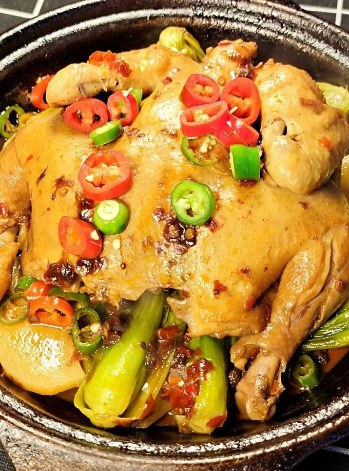 江南枫叶餐饮培训中心用整只鸡配米饭软烂脱骨鸡火爆全网免费教