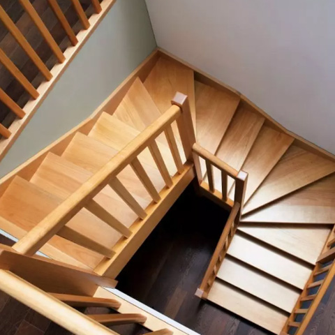 作者旋转楼梯又被称为螺旋式楼梯,它的造型美观,线条流畅,占地面积小