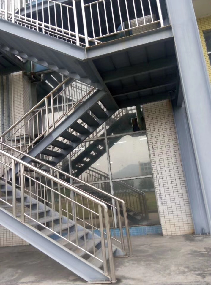 材料的选购上也应符合要求,这样搭建出来的钢结构楼梯才是符合标准