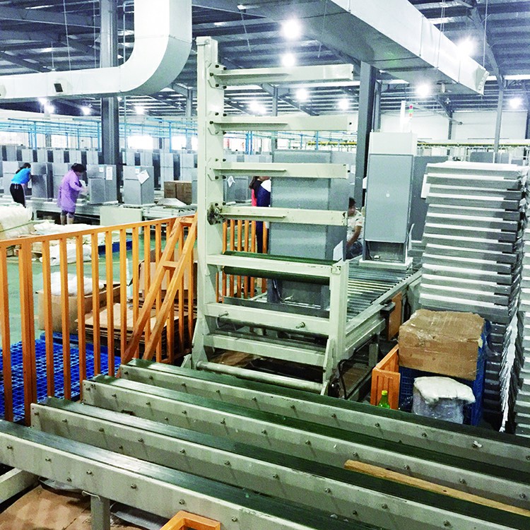 包括底板1,所述底板1上侧左端固定安装有烤箱2,用于设备的加热处理