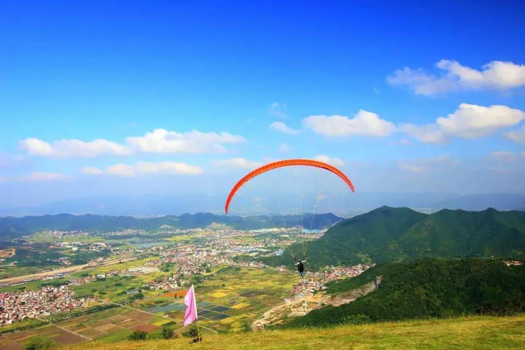 滑翔伞是航空运动,它很休闲,不能说它是极限运动,它只是有一部分"极限