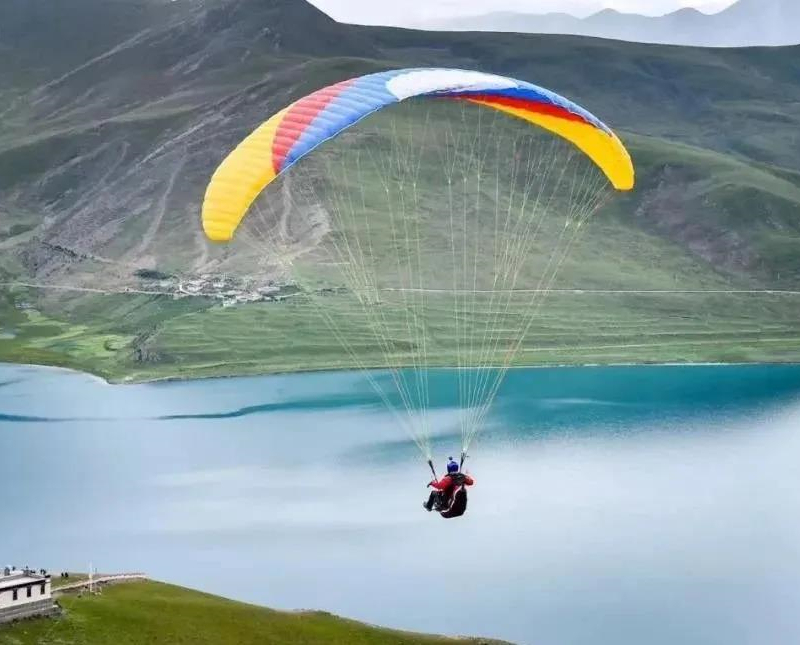 无锡游玩绝不能错过滑翔伞体验 5月是个游玩的好时节,到无锡游玩绝不