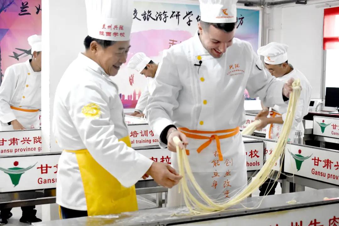 学校教学师资力量雄厚,由兰州牛肉拉面技术专著《兰州牛肉拉面宝典》