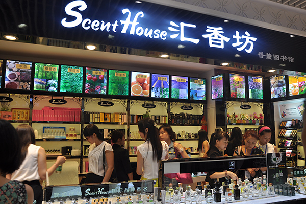 涵盖香水,香薰,精油,护肤等多个品类;覆盖品牌店,实体加盟店,电商,新
