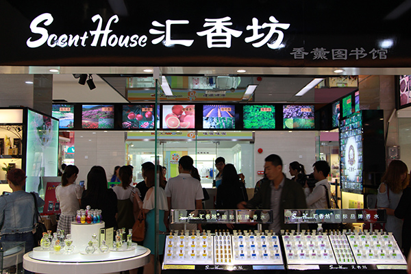 涵盖香水,香薰,精油,护肤等多个品类;覆盖品牌店,实体加盟店,电商,新
