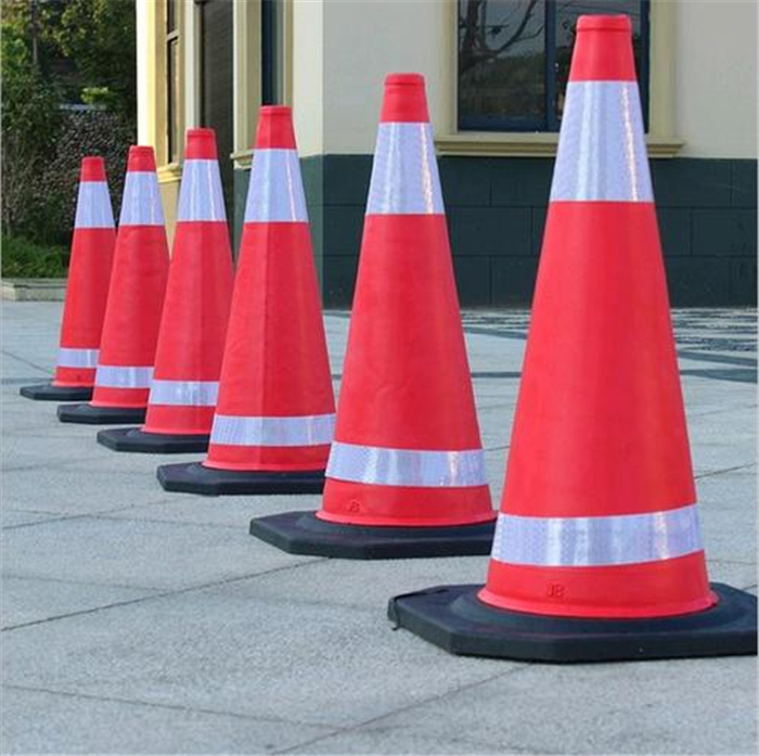 高速公路路锥摆放方便 橡胶路锥反光效果好