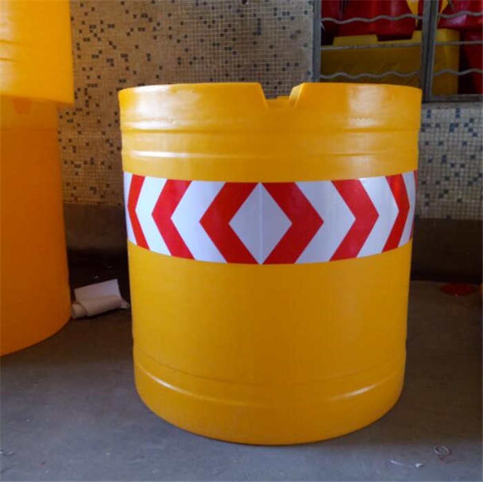 滚塑防撞桶厂家 防撞桶吹塑和滚塑的区别介绍