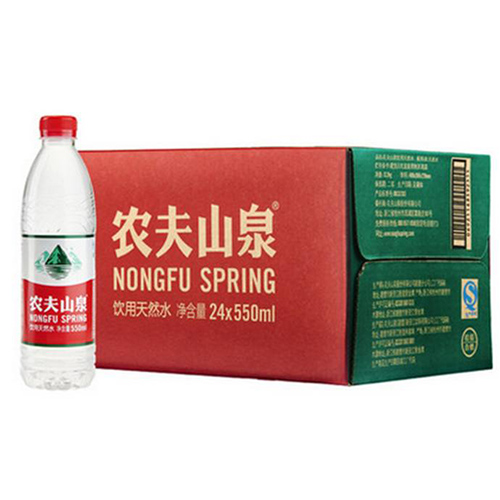 哈尔滨送水,大众网工作人员向考生派发农夫山泉(徐建斌—摄)大众网